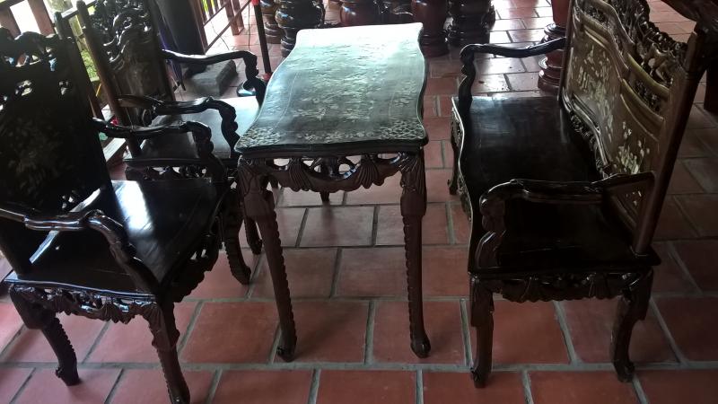 Bàn xưa cẩn gõ mật